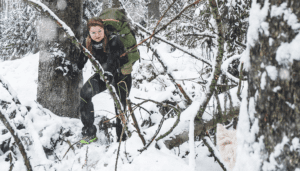 Góry z psem zimą w zaspie śniegu