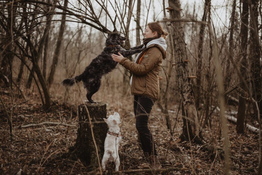Magda i Krakers, dziewczyna z psem podczas spaceru po lesie