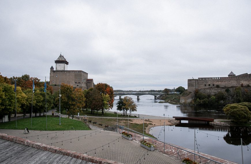 Miasto Narwa w Estonii - widok na siostrzane fortece na rzece Narwie