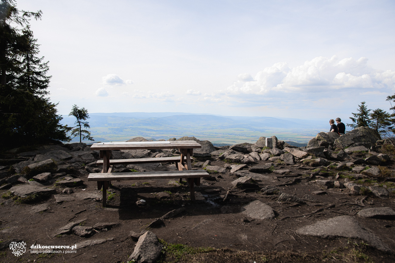 Szczyt Trójmorskiego Wierchu - ławeczki
